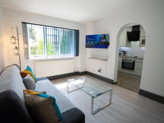 Central 1br Apt Near Station Free Parking! - Farnborough - 0