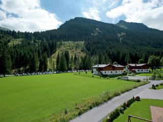 Chalet in Saalbach near Ski Lift & Sauna - Saalbach-Hinterglemm - 5