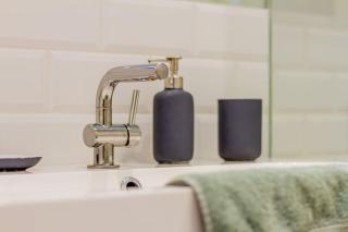 Central Cityscape Retreat by NW - 5