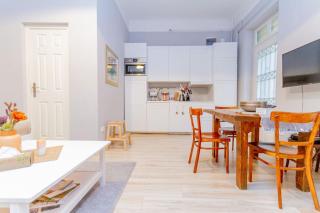 Central Cityscape Retreat by NW - Budapest - 4