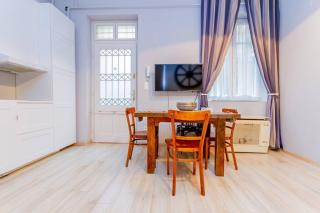 Central Cityscape Retreat by NW - Budapest - 3