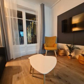 G74 AVENIDA GAUDI nice 4 bedrooms apartment with balcony- Sagrada Familia - Barcelone - 2