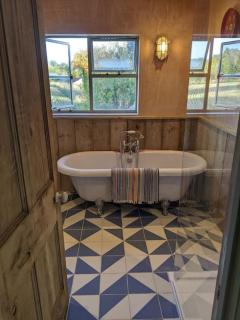 Stylish 3 bed Cotswold cottage with stunning views - 6