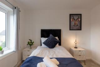 Spacious Modern House with Free Parking - - 4