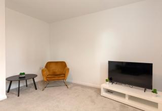 Spacious Modern House with Free Parking - - 3