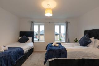 Spacious Modern House with Free Parking - - 7