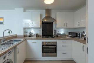 Spacious Modern House with Free Parking - - 9