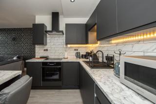 *Superb Location* 20th Floor Apt - 6