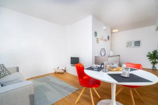 Cozy & Bright Apartment - w/ Balcony - 2
