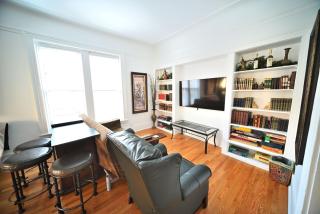 Stone Mansion Sleeps 10-20 Free TV & Parking - Chicago - 3