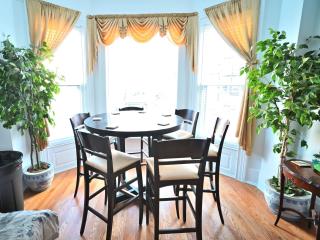 Stone Mansion Sleeps 10-20 Free TV & Parking - Chicago - 8