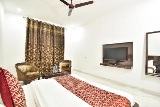 Hotel Royal Place - - 8