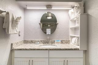 Gorgeous Pool View King Room 1st Floor - 7