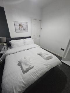 Your Happy Place-2 Bedroom House - Liverpool - 1