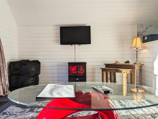 Ceridwen 6 - Hot Tub-Luxury-Pets-Perthshire-Romantic-Dundee - Perth - 3