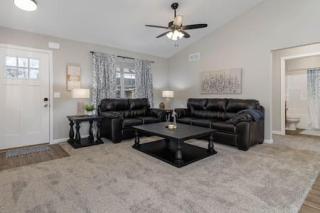 BRAND NEW Home away from Home among the Nook - Hamilton - 0