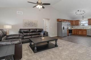 BRAND NEW Home away from Home among the Nook - Hamilton - 9