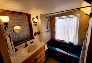 Royal Suite at White Lotus Eco Spa Retreat - Stanardsville - 5