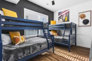 Rooftop Deck Patio and Garage Walk to Restaurants Coffee Brewery - 2