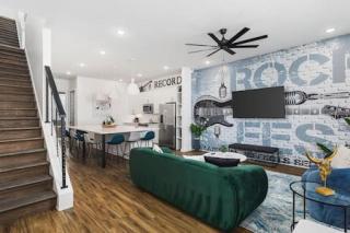 Spacious Home with Large Patio Rooftop Deck and Garage - Nashville - 4