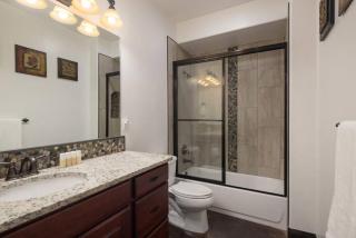 Luxury Downtown Rental (Hot Tub/Pet Friendly) - La Dolce Vita Villas #8 - Moab - 4