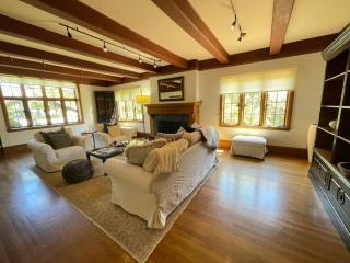 Timeless Tudor w/ Game Room, Pool Table & Hot Tub - San Jose - 3