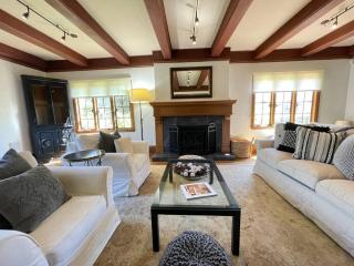 Timeless Tudor w/ Game Room, Pool Table & Hot Tub - San Jose - 4