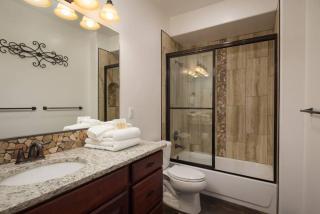 Luxury Downtown Rental (Hot Tub/Pet Friendly) - La Dolce Vita Villas #9 - Moab - 2
