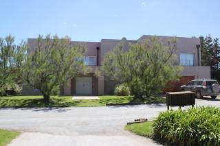 Casa De Alta Categoría Ubicada En Barrio Medanos Frente Al Mar - Necochea - 0
