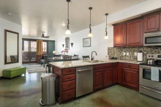 Luxury Downtown Rental (Hot Tub/Pet Friendly) - La Dolce Vita Villas #10 - Moab - 1