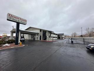Desert Sands Inn & Suites - Albuquerque - 0