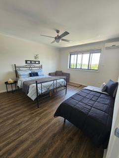 Home is where the heart is. Spacious 5 bedroom 2 storey home. - Guildford - 8