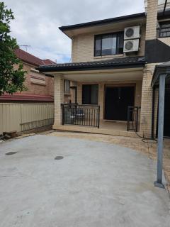 Home is where the heart is. Spacious 5 bedroom 2 storey home. - Guildford - 6