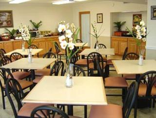Best Western Plus Holiday Sands Inn & Suites - Norfolk - 9