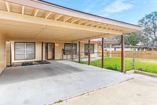 Fenced backyard, king bed, near medical center, Aquarium, and SeaWorld - San Antonio - 7