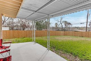 Fenced backyard, king bed, near medical center, Aquarium, and SeaWorld - San Antonio - 0