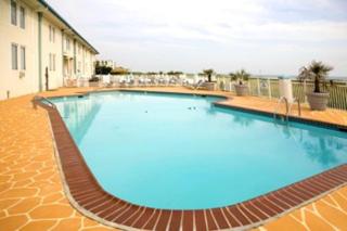 Best Western Plus Holiday Sands Inn & Suites - Norfolk - 4