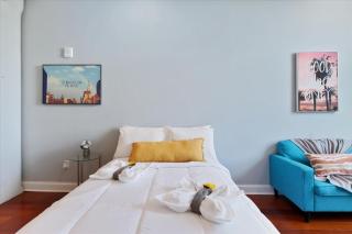 Modern Studio W Rooftop Pool - Philadelphia - 2