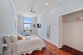 Modern Studio W Rooftop Pool - Philadelphia - 3