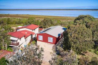 3BR Modern Lakeside Escape, Beach & Park Views - 2