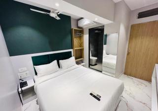 Grand Dyad Hotel - Near Kokilaben Hospital Andheri West - Mumbai - 6