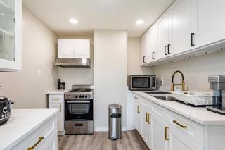 Full modern 1Bdr Apt w/ Private Entrance on 2nd FL - Bethpage - 4