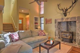 Walnut by AvantStay Peaceful Cabin Surrounded in Pine w Hot Tub Walk to the Lake - 5