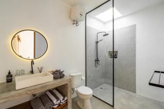 6 mins to beach Huge Pool w/Movie Theatre+Netflix - Canggu - 4