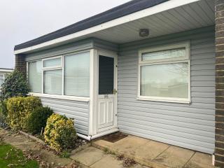 Chalet 145, Hemsby - Two bed chalet, sleeps 5, pet friendly, bed linen and towels included and close to beach! - Great Yarmouth - 5