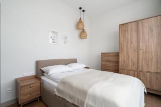 Stylish Beige Apartment with One Bedroom and Parking in Poznań by Noclegi Renters - Poznań - 9