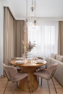 Stylish Beige Apartment with One Bedroom and Parking in Poznań by Noclegi Renters - Poznań - 3