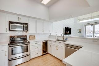 Gorgeous Lakefront Townhome with Pool Access and Views - Montgomery - 3