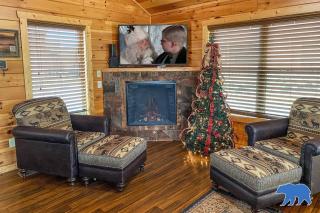 Blue Bear Lodge near Dollywood! 1 mile off PKWY Community Pool Hot tub Game Rm - 6