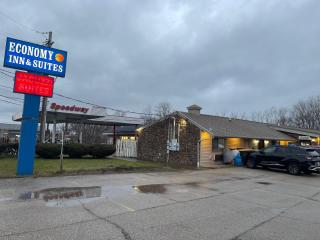 Economy Inn & Suites - Ashtabula - 0